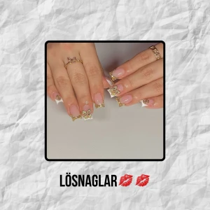 Lyxiga lösnaglar med gulddekor💋 (ALL SIZE) - Säljer ett set lösnaglar med nude bas, vit fransk tipp och detaljer i guld, bling och små symboler. Naglarna är fyrkantiga och kommer med prep kit: nagelfil, nagellim och cuticle pusher. Perfekt för dig som vill ha extra glam på händerna. Vid intresse är du välkommen att kontakta mig för dina framtida favorit naglar!❤️