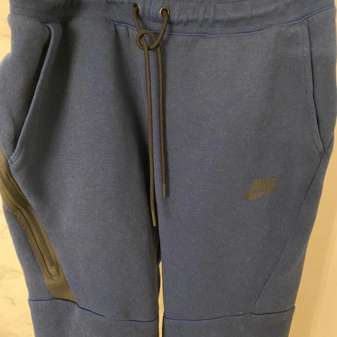 Blå mjukisbyxor från Nike med dragkedja