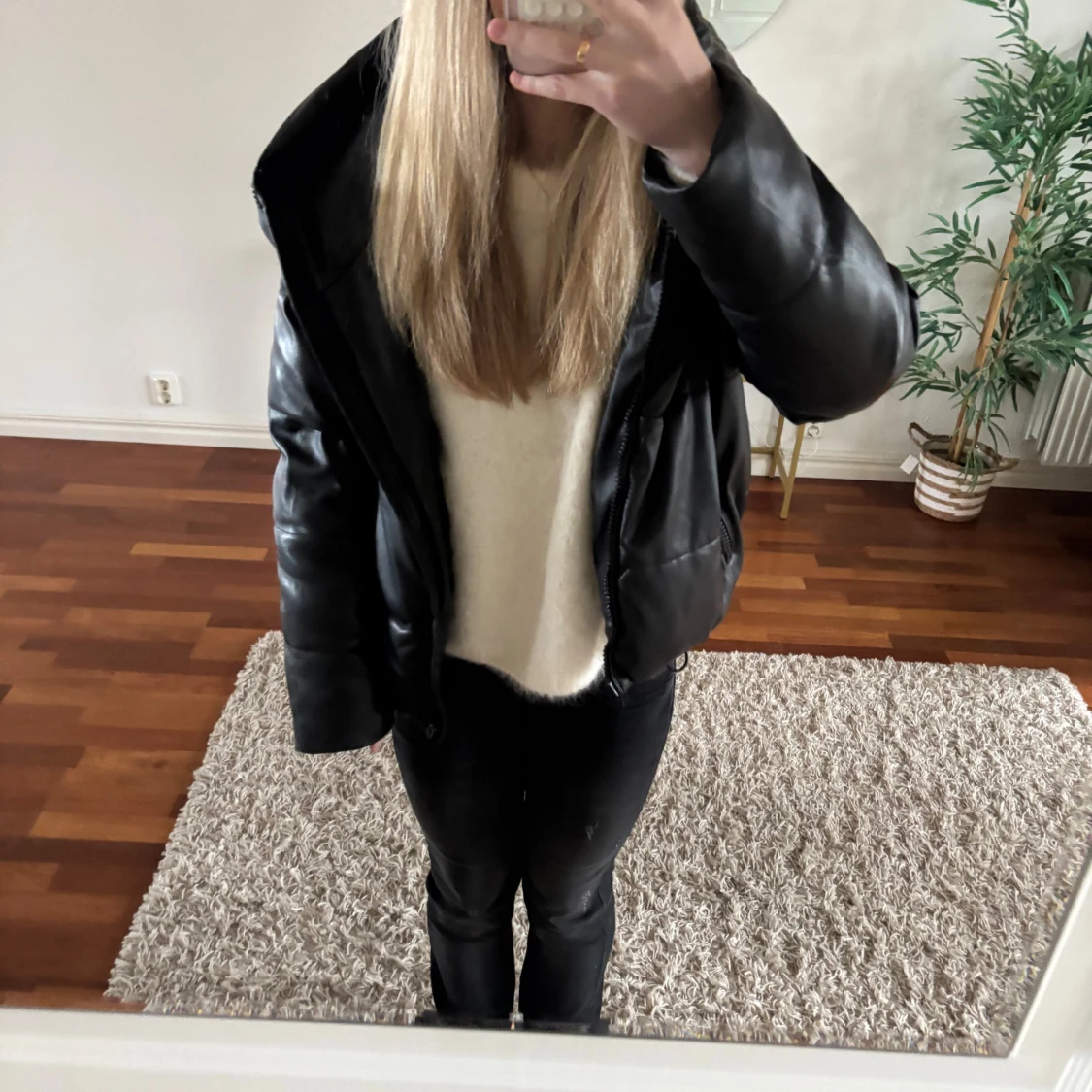 Svart pufferjacka i skinnimitation - 1