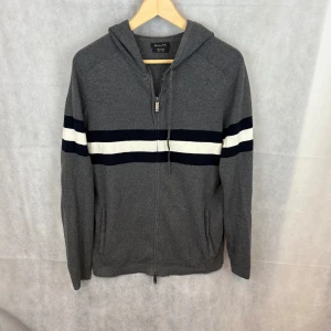 Massimo dutti ziphoodie - Snygg massimo dutti zip som passar perfekt till kommande vinter❄️stilren och passar till det mesta. Bara att höra av sig vid frågor😁