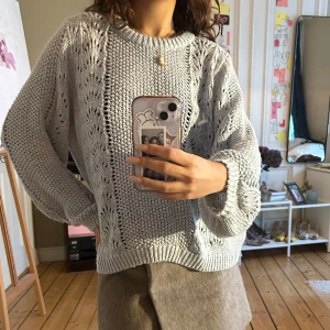 Grå stickad tröja  - Grå oversized chunky stickad tjocktröja 🩶 Storlek XL men går bra för de som har storlek M-L för en översized fit!🪽 