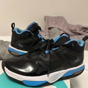 Nike Air Jordan Flight 41 - Snygga Nike Air Jordan Flight sneakers i svart och blått med vita detaljer i storlek 41 . Knappt använda men köpta för ett tag sedan. Perfekta för dig som gillar streetstyle 