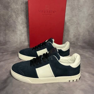 Valentino Garavani Flycrew (NYA) - Säljer dessa otroligt snygga och ovanliga Navy/mörkblå flycrew skorna. Dom är enbart testade 1 gång så som nya. Storlek 39 sitter upp till 41. Endast dustbag fås med