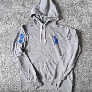 Ralph Lauren Hoodie Big Pony - Hej! Säljer denna feta hoodie från ralph lauren. Hoodien är i storlek M men passar mer S och är i ett mycket bra skick. Hör av dig vid flera frågor!