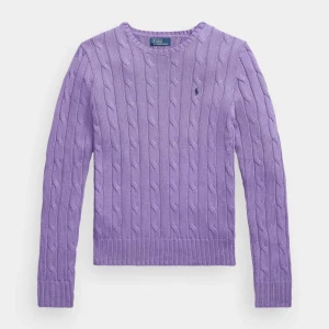 Lila stickad tröja från Ralph Lauren - Säljer en lila kabelstickad tröja från Ralph Lauren med rund halsringning och broderad logga på bröstet. Tröjan har lång ärm och ribbade muddar, perfekt för lager-på-lager under kyliga dagar.