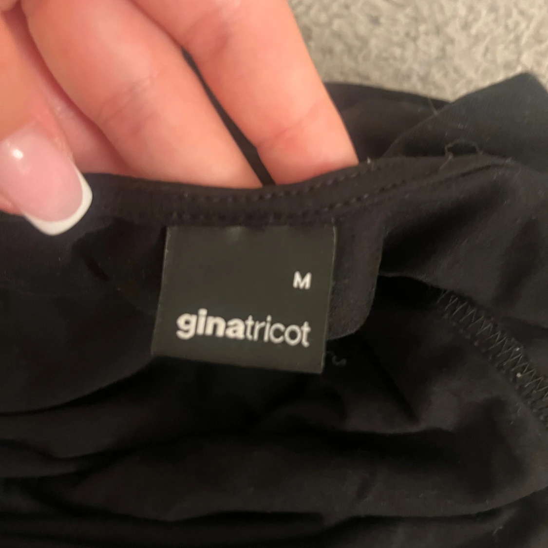 Svart topp med öppen rygg - 3