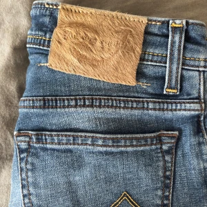 Jacob Cohën jeans  - Riktigt feta Jacob cohën jeans, skicket är 10/10. Modellen är 688 comfort vilket betyder att de är lite små i storleken.