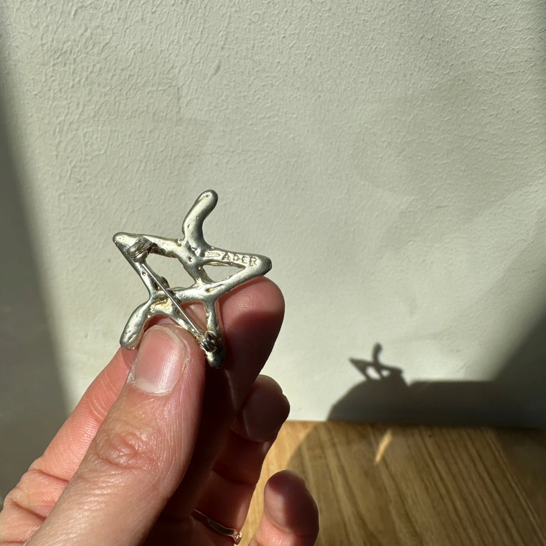 Ader Error silverfärgad brosch - 2