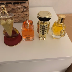 Fyra trendiga damparfymer - EJ ORGINAL utan luktar ca 90% likadant. Och doften håller inte lika bra som original. Samling med fyra ikoniska parfymer: Jean Paul -Gaultier Divine, Giorgio Armani-  My Way, Rabanne - Fame och Rabanne-  Lady Million.. endast 1 är testad. Köp alla för 4 för 1000kr