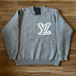 Gray Louis Vuitton Knit M - 🧶 Luxury Louis Vuitton Knit Sweater 👕 Size: M 🌫️ Color: Classic Heather Grey with White LV logo 💎 Material: Soft premium wool blend — super cozy & high-quality feel 🧵 Embroidered LV logo on the chest — iconic and elegant 🧤 Ribbed cuffs, collar & hem for a perfect fit 💼 Unisex street-luxury style — perfect for layering or casual wear ✨ Excellent condition (mention if new, like new, or gently used) 📦 Ships fast & carefully packed 