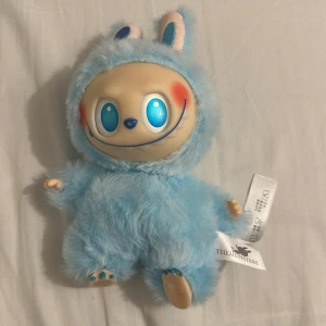 Hope labubu - Big into energy labubu HOPE. Har en liten defekt med avsaknad av färg på näsan i mitten. Låda medföljer ej. Pris kan diskuteras.