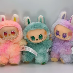 Tre gulliga Lafufu nyckelringar med kartonger - 3st söta fluffiga Lafufu Big Into Energy The Monsters mjukisar Alla har vridbart huvud, händer och fötter  Dom går med sig dina orginalkartonger och foliepåsar (dom är dock öppnade) Dom är som nya i jättefint skick! Höjd ca 17cm