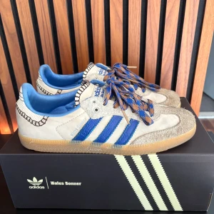 Adidas x Wales Bonner Royal Blue - Säljer dessa sjukt sällsynta Adidas Wales Bonner Royal Blue. Köpta från FARFETCH i våras - orderbevis finns. Storlek 42. Använda några gånger men fortfarande bra skick (se bilderna). Box, dustbag + extra laces ingår (helt oanvänt).  Har ni några frågor, skicka gärna! 