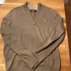 Grå merinoulltröja från Morris - Snygg beige ljus brun stickad tröja från Morris i 100% merinoull. Tröjan har half zip  Perfekt för lager-på-lager kostar 1600kr helt ny 