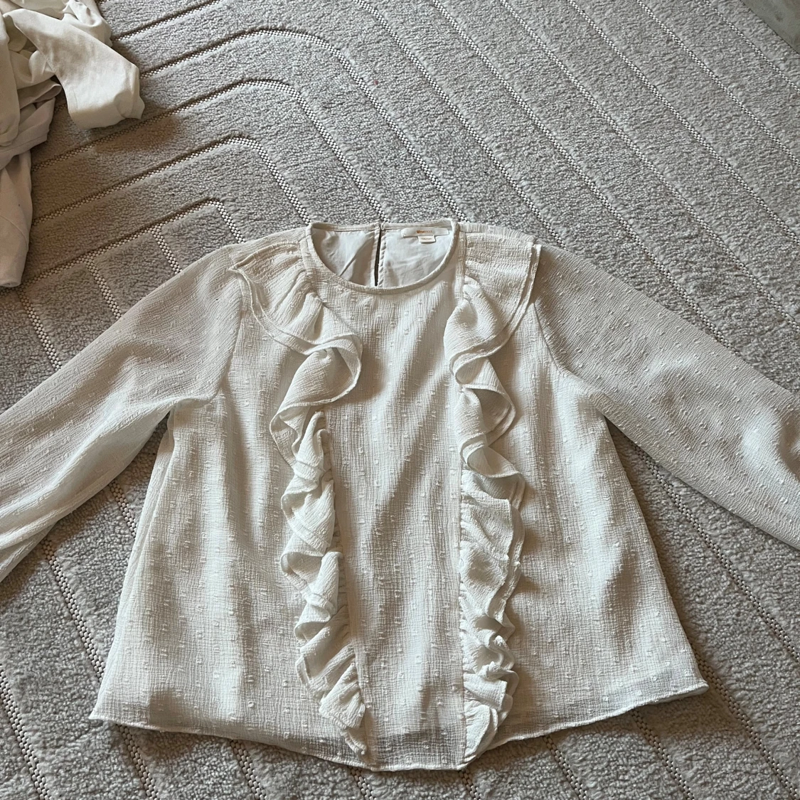 Vit blus med volangdetaljer