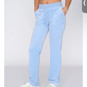 Ljusblå juicy byxor  - Säljer ljus blåa juicy byxor i storleken S dem är hela jag säljer dem för dem kommer inte till andvändnig längre priset kan hjärna diskuteras skriv  ni vill ha mer bilder på hur dem ser ut i verkligheten ❤️