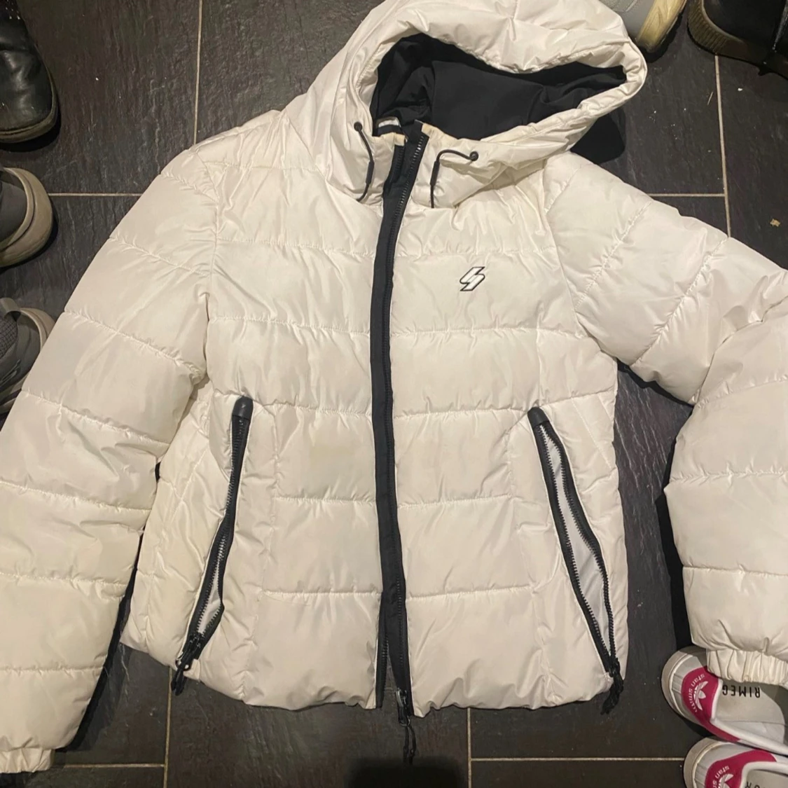 Vit pufferjacka från Superdry