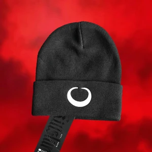 Beanie - Tuff mössa med månbroderi från Killstar! 🖤🌙Perfekta plagget nu när kylan börjar krypa fram. One Size men flexibel i storleken då den är väldigt stretchig (omkrets 40-70cm) 📏I nyskick med tag, endast tagen ur förpackningen för bildernas skull! ✨Köp nu 💌