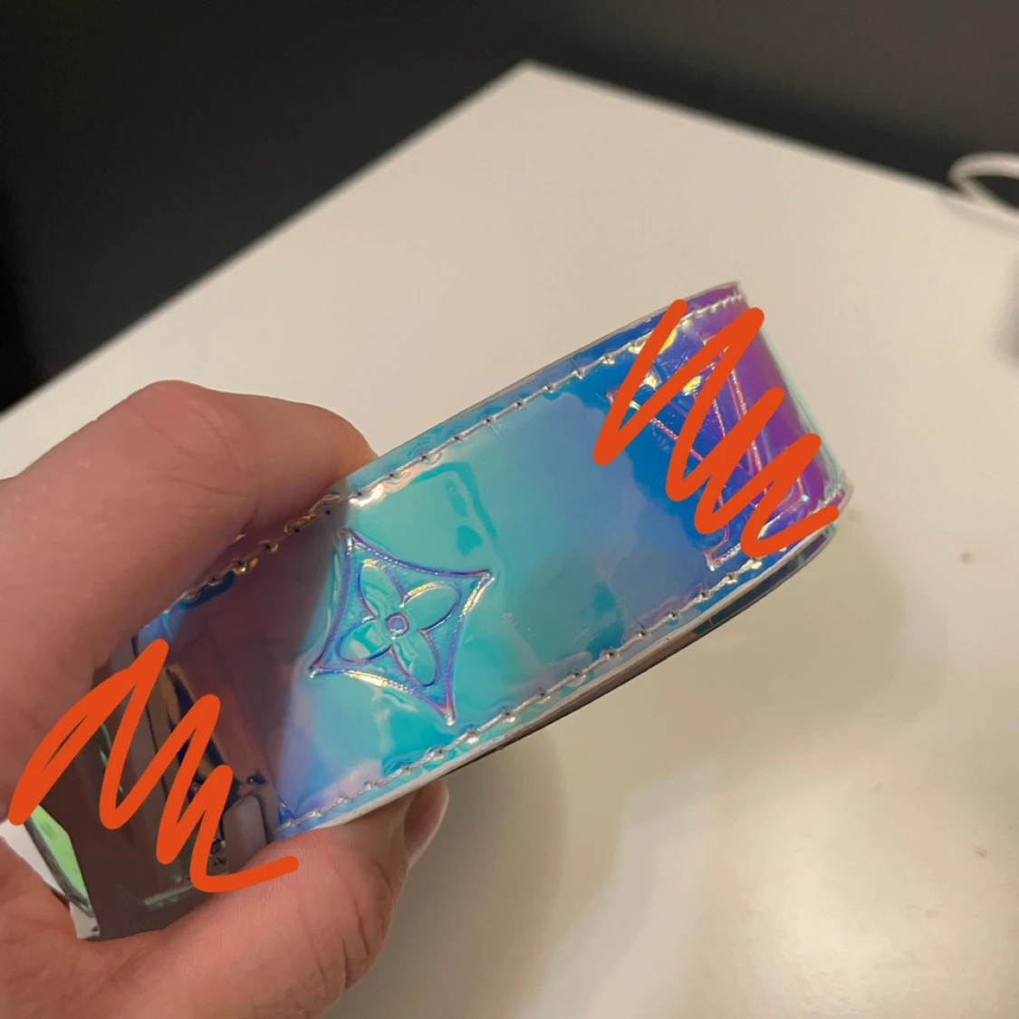 Holografiskt bälte med silverdetaljer - 1