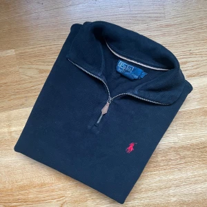 Polo Ralph Lauren Quarterzip Svart Äkta  -  Storlek: Small (Herr) 📏 Mått: 	•	Midja: 47 cm × 2 	•	Längd: 68 cm 	•	Axel till axel: 42 cm 	•	Ärmlängd: 59 cm  🧼 Skick: Mycket bra skick – inga synliga tecken på användning  Denna svarta quarter zip har en klassisk design med bekväm passform. Den visar minimala tecken på användning och är redo att bäras eller ges som present.  ✅ Äkthet garanterad 📩 Öppen för bud – skicka gärna ett meddelande vid frågor. 🚚 Frakt: Skickas samma dag eller inom 24 timmar.
