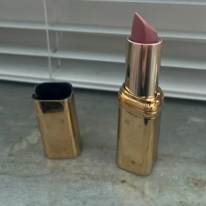 L'Oréal Nude Läppstift - Läppstift från L'Oréal i serien Color Riche Nude Intense, nyans 173. Kommer i en lyxig guldig hylsa och har en mjuk nude-rosa färg med krämig finish. Perfekt för dig som gillar naturliga men ändå markerade läppar. Har använt några gånger bara. Original pris 169kr