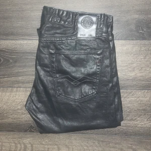Replay jeans  - Snygga svarta Replay coated jeans. Modell lenrick. Midja 41cm, längd 102cm. JAG SKICKAR EJ FLER BILDER NÄR JAG BÄR JEANSEN! för storleksguide hänvisar jag till måtten och för bättre inblick i passformen rekommenderar jag att googla på modellnamnet :) 27