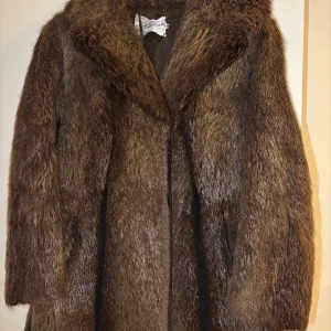 Brun pälsjacka från Lundbladhs - Säljer en brun äkta pälsjacka från Lundbladhs Helsingborg. Jackan har en klassisk rpassform, bred krage och är helfodrad. Pälsen är långhårig och ger en lyxig vintagekänsla. Perfekt för dig som vill sticka ut med en statementjacka under kalla dagar.