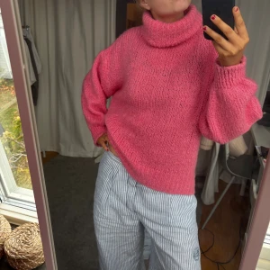 Rosa stickad polotröja oversized - Supermysig rosa stickad polotröja med polo. Jättecool tröja med snygg färg. Säljer för att den inte kommer till användning.