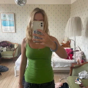 Grön topp - Säljer denna gulliga topp från hm