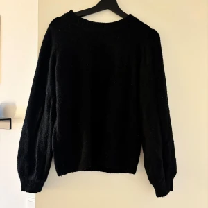 Svart stickad tröja  - Stickad tröja använd ett fåtal gånger 