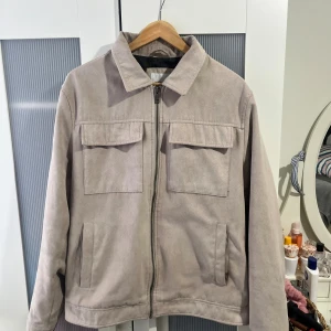 Overshirt / skjortjacka Jack & Jones mocka - Jätte fin overshirt från Jack & Jones Storlek XL på lappen, sitter mindre i storleken I mycket bra skick, små missfärgningar Mocka material Skicka meddelande vid några funderingar Kolla gärna även in mina andra annonser