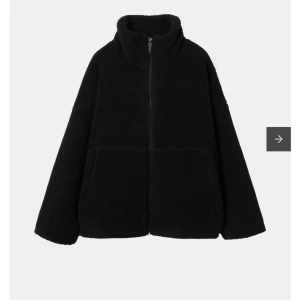 Svart teddyjacka med dragkedja - Mysig svart teddyjacka med hög krage och hel dragkedja framtill. Inte så använd köptes förra månaden. ✨