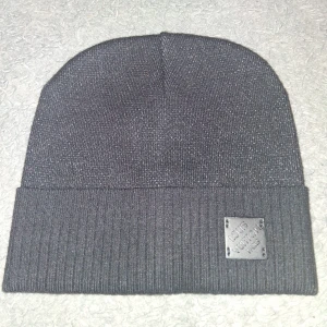 Svart ribbad mössa - Mössan är helt ny och aldrig använt 