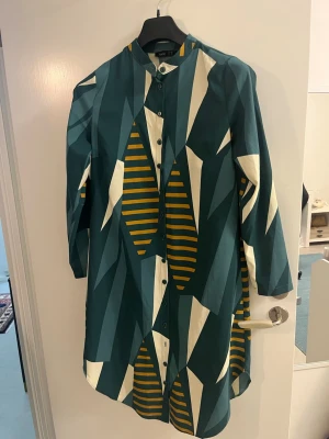 Mönstrad skjortklänning från Tavin - Skjortklänning i nytt skick