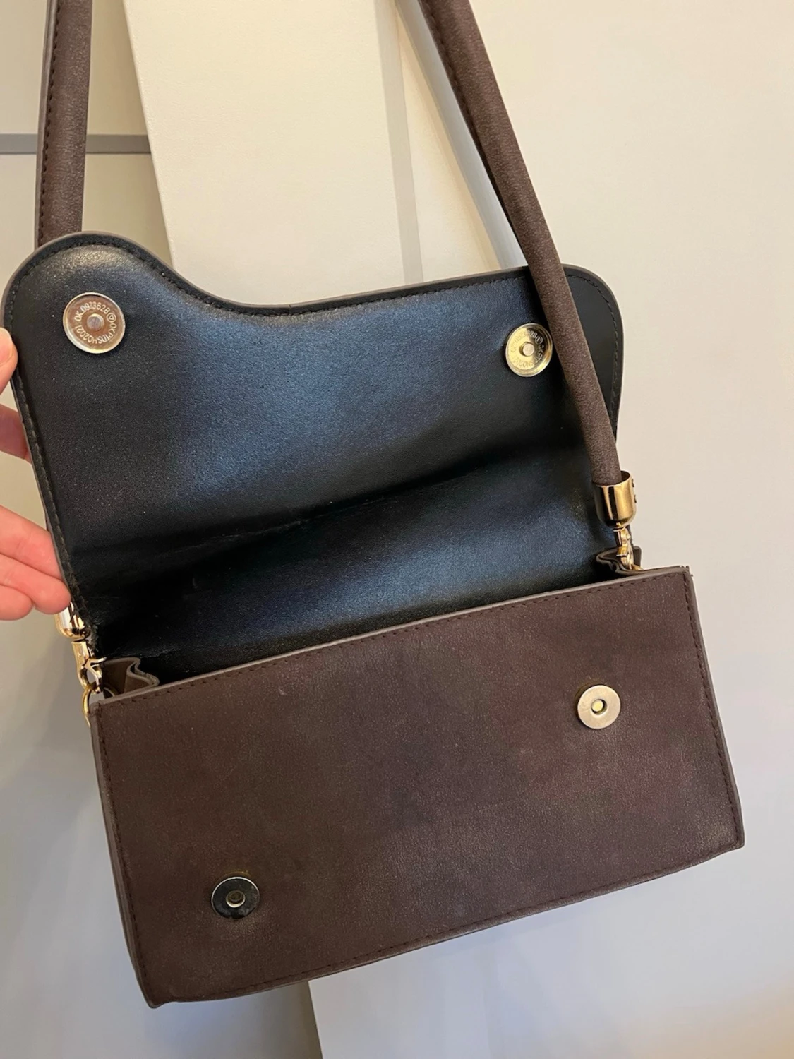 Brun mocka axelväska med gulddetaljer - 2