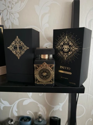 Initio Oud For Greatness EdP 90ml - Initio Oud For Greatness EdP är en exklusiv parfym i 90 ml storlek. Flaskan har en unik och lyxig design med guldmönster som sticker ut i samlingen. Perfekt för dig som vill ha något speciellt och iögonfallande.