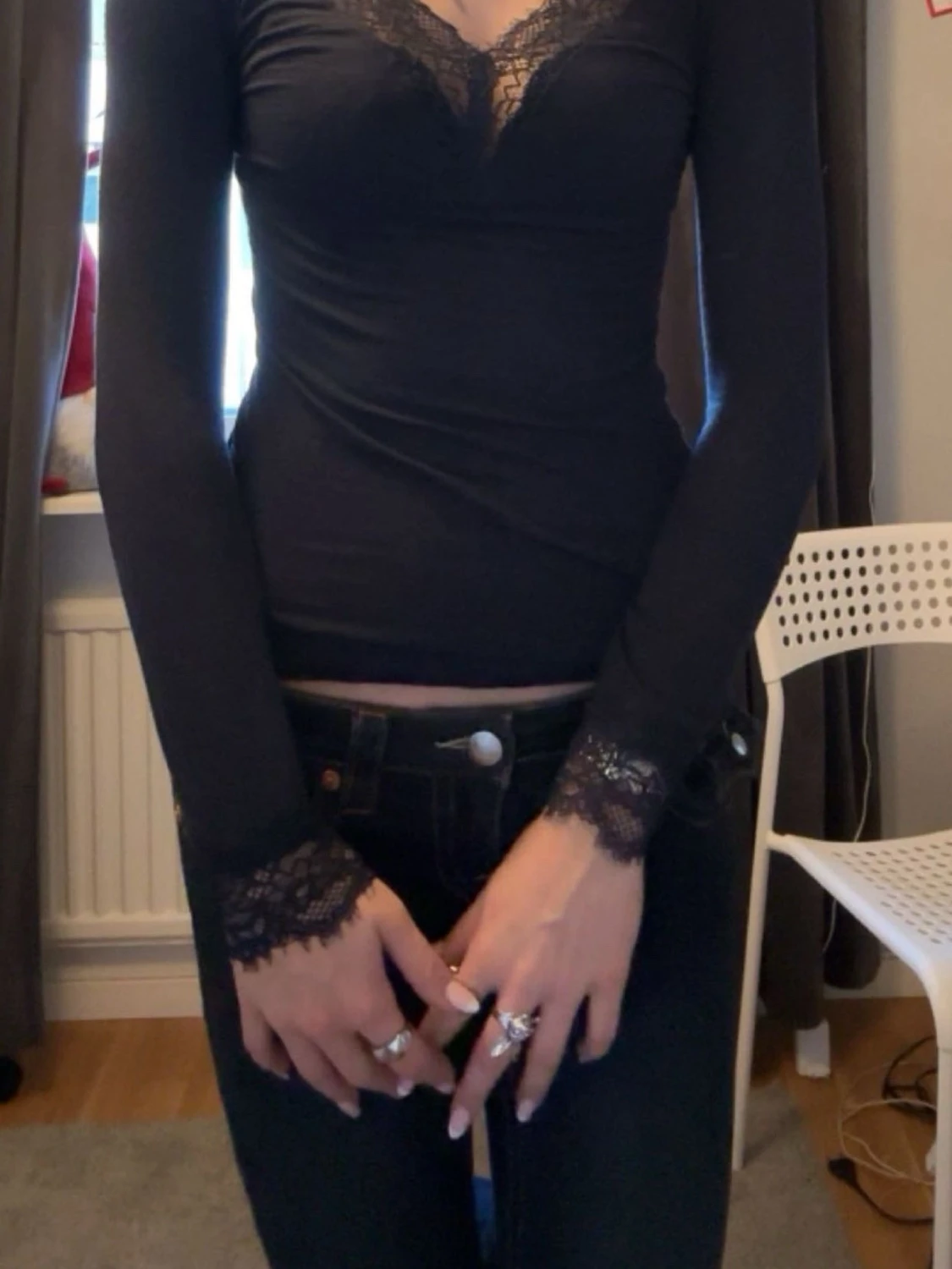 Mörkblå långärmad topp med spets