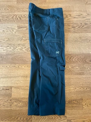 Arc'teryx Vindbyxor - Arc'teryx vindbyxor. Svarta, i damstorlek M. Sparsamt använda, i jättefint skick. Säljs pga minskad användning. Bara att höra av dig vid intresse, frågor eller önskan om fler bilder!