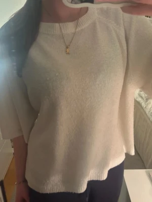 Vit stickad kortärmad topp - Säljer en helt ny stickad tröja från lager 157
