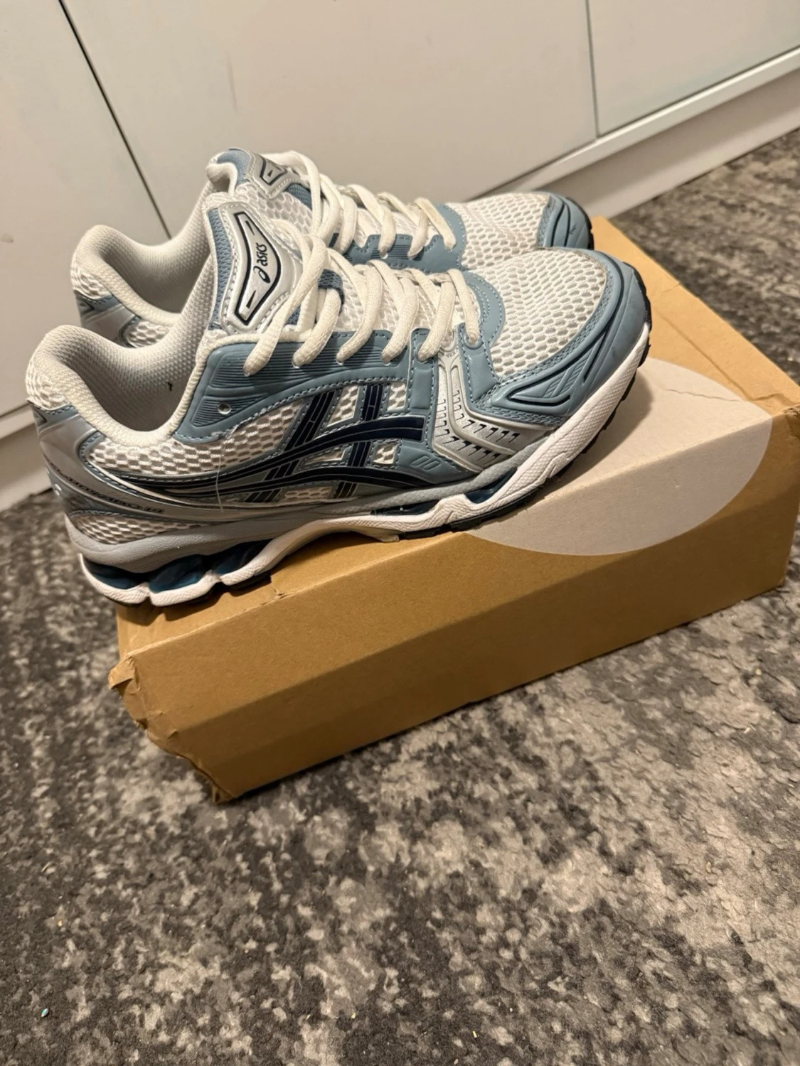 Asics sneakers i vit och ljusblå mesh - 1