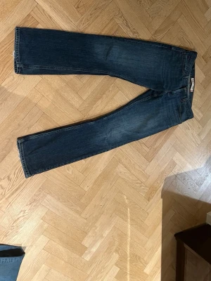 Levi's 514 Slim Straight jeans blå W32 L34 - Säljer ett par Levi's 514 Slim Straight jeans i klassisk blå tvätt. Jeansen har raka ben, normal passform och fem fickor. Tillverkade i 100% bomull med snygga kontrastsömmar och Levi's röda logga på bakfickan.