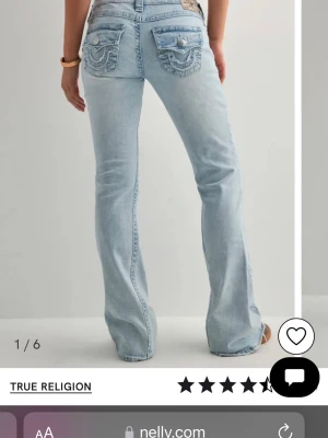 True Religion Jeans hs applique joey lr flare flap - Säljer mina True Religion Jeans som är i nyskick, har aldrig använt bara testat. Säljer pga att de inte passar mig längre. De är flared fit, low waist och lite loose i modellen. Väldigt snygga till en tightare topp och fickorna är super coola! 🎀 Nypris: 1299 kr