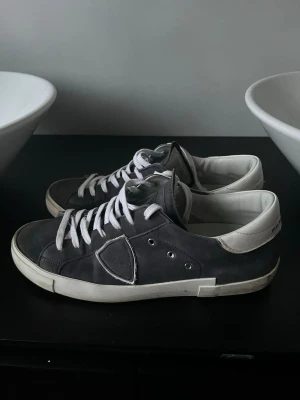 Philippe model - Tjena, säljer nu dessa riktigt snygga och populära Philippe model skorna, de är i bra skick, endast använda några gånger, endast skorna ingår, hör av er vid frågor och funderingar🙌🤝