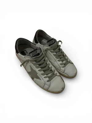 Golden Goose Superstar - Endast testade, aldrig använt ute. Kan skicka föer bilder vid behov. Priset kan diskuteras. För små för mig, därför säljs. Äkta golden goose superstar. Nypris ca 5000kr. Skick: mycket bra. Skickas samma dag!                                  