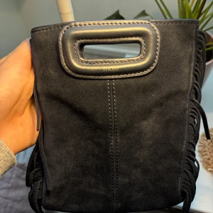 Maje väska💙 - Säljer en Maje Väska som jag inte längre har användning för, jag fick den i födelsedagspresent så har inget kvitto eller äktighetsbevis men har fått se att den är äkta! Den är i fint skick💙