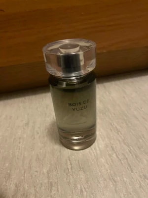 Bois de Yuzu av Karl Lagerfeld - Bois de Yuzu från Karl Lagerfeld har en stilren flaska och passar perfekt för dig som vill ha något unikt i din samling. Volym och ingredienser framgår ej på bilderna.