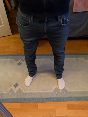 Blå jeans från Polo Ralph Lauren , storlek 30/32 - Säljer ett par blå jeans från Polo Ralph Lauren  i storlek 30/32. Jeansen har klassisk femficksdesign, snygga sömmar på bakfickorna och en smalare passform som sitter schysst längs benen. Materialet är slitstarkt denim och färgen är mörkblå med lätt tvättad look.