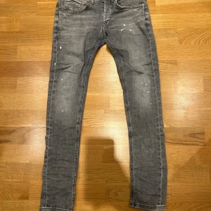 Dondup George  - Säljer dessa snygga dondup George, sällsynt modell med slitningar, 8/10 skick, några hål som är laggade vid skrevet samt  lite ömtåligt där, annars ett riktigt fint par. Med schyssta detaljer.