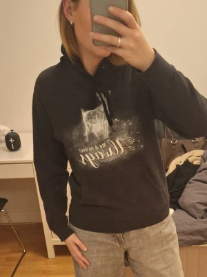 Svart hoodie med harry potter tryck - Svart hoodie med harry potter tryck på bröstet. "After all this time Always". Mjuk och bekväm modell med huva och avslappnad passform. Sparsamt använd och i gott skick utan hål eller fläckar. Perfekt som vardagströja eller mysplagg.