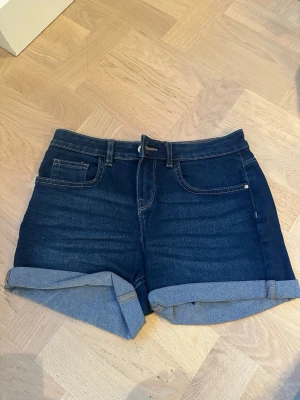 Jeansshorts från Denim Co. - Mörkblå jeansshorts från Denim Co. Pris kan diskuteras och fler bilder kan skickas. 